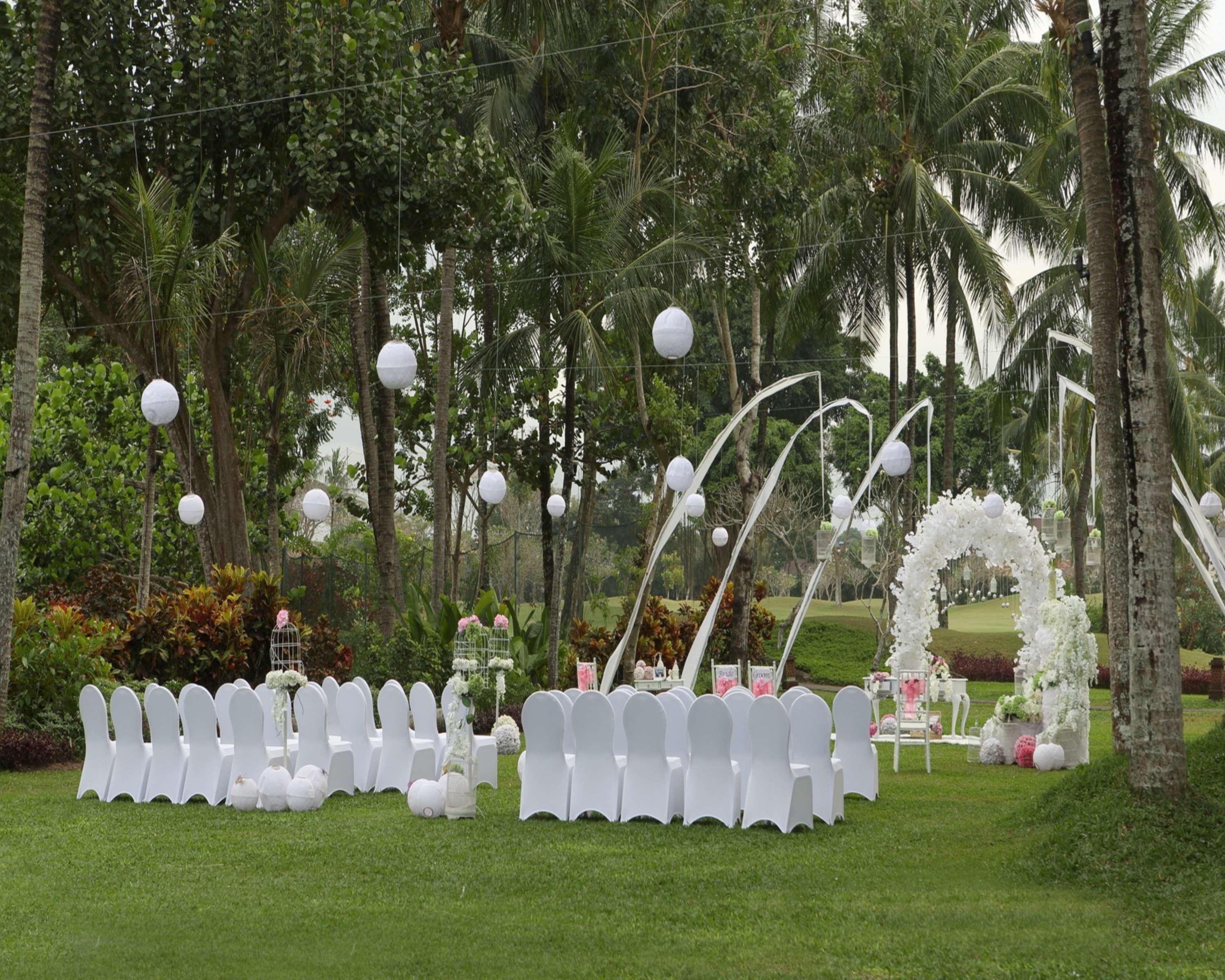 Hyatt Regency Yogyakarta Hotel Sleman  Exterior foto The garden of the hotel