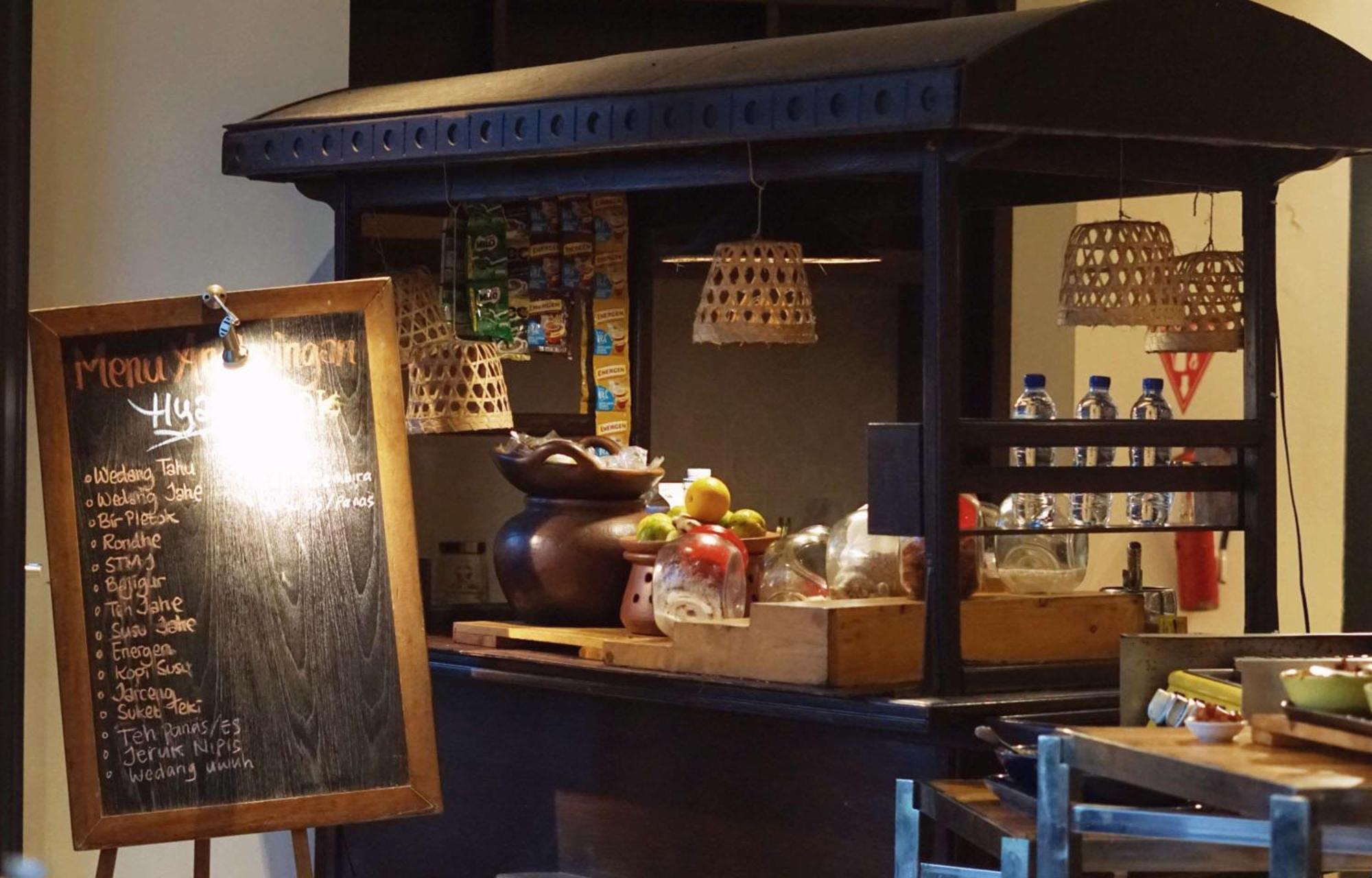 Hyatt Regency Yogyakarta Hotel Sleman  Exterior foto A typical bar in the Old Town of Chiang Mai