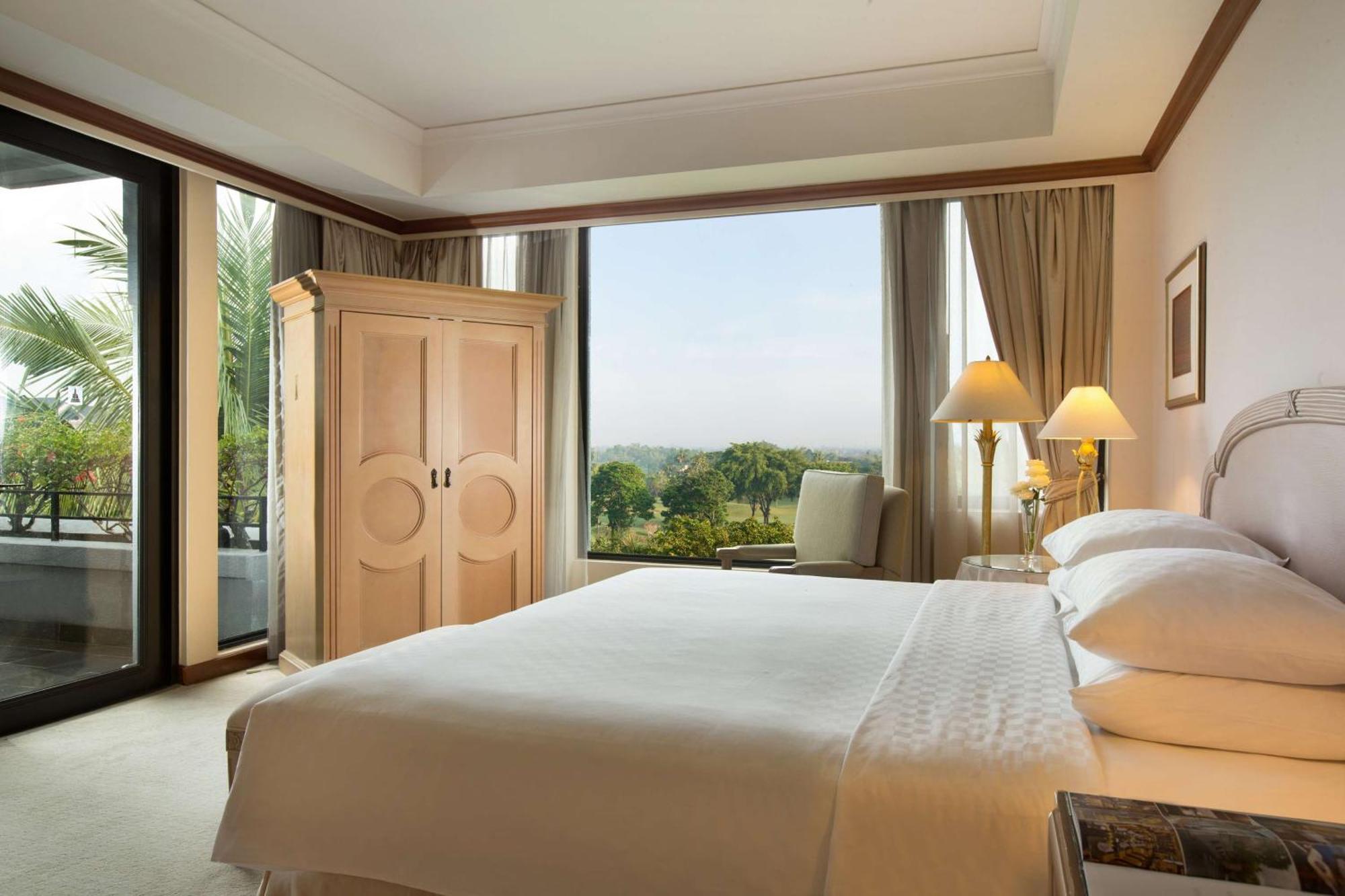 Hyatt Regency Yogyakarta Hotel Sleman  Exterior foto A bedroom at the Shangri-La Hotel, Kuala Lumpur
