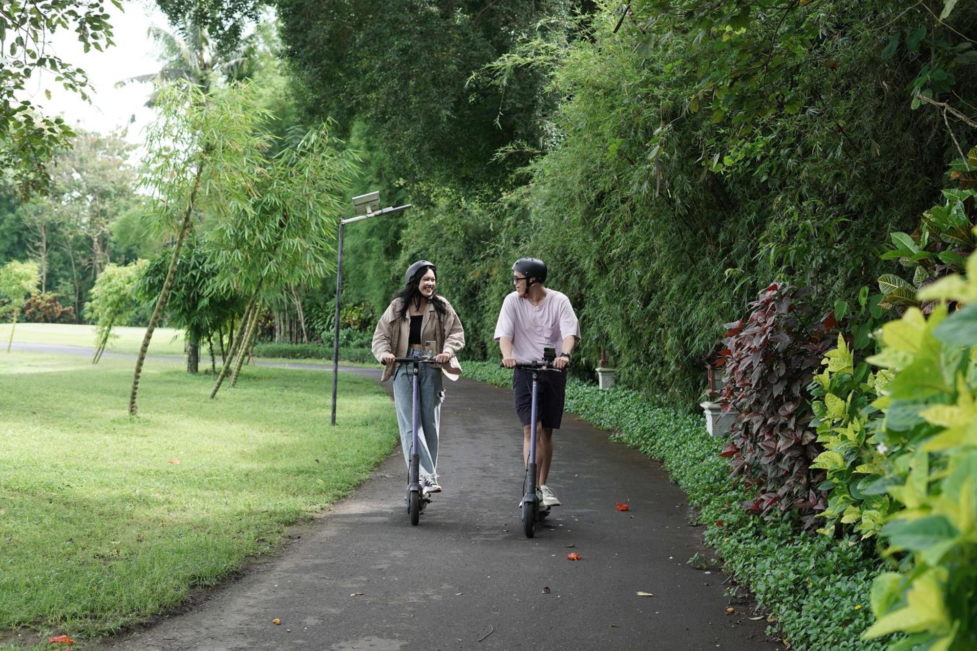 Hyatt Regency Yogyakarta Hotel Sleman  Exterior foto Two people riding scooters in a park