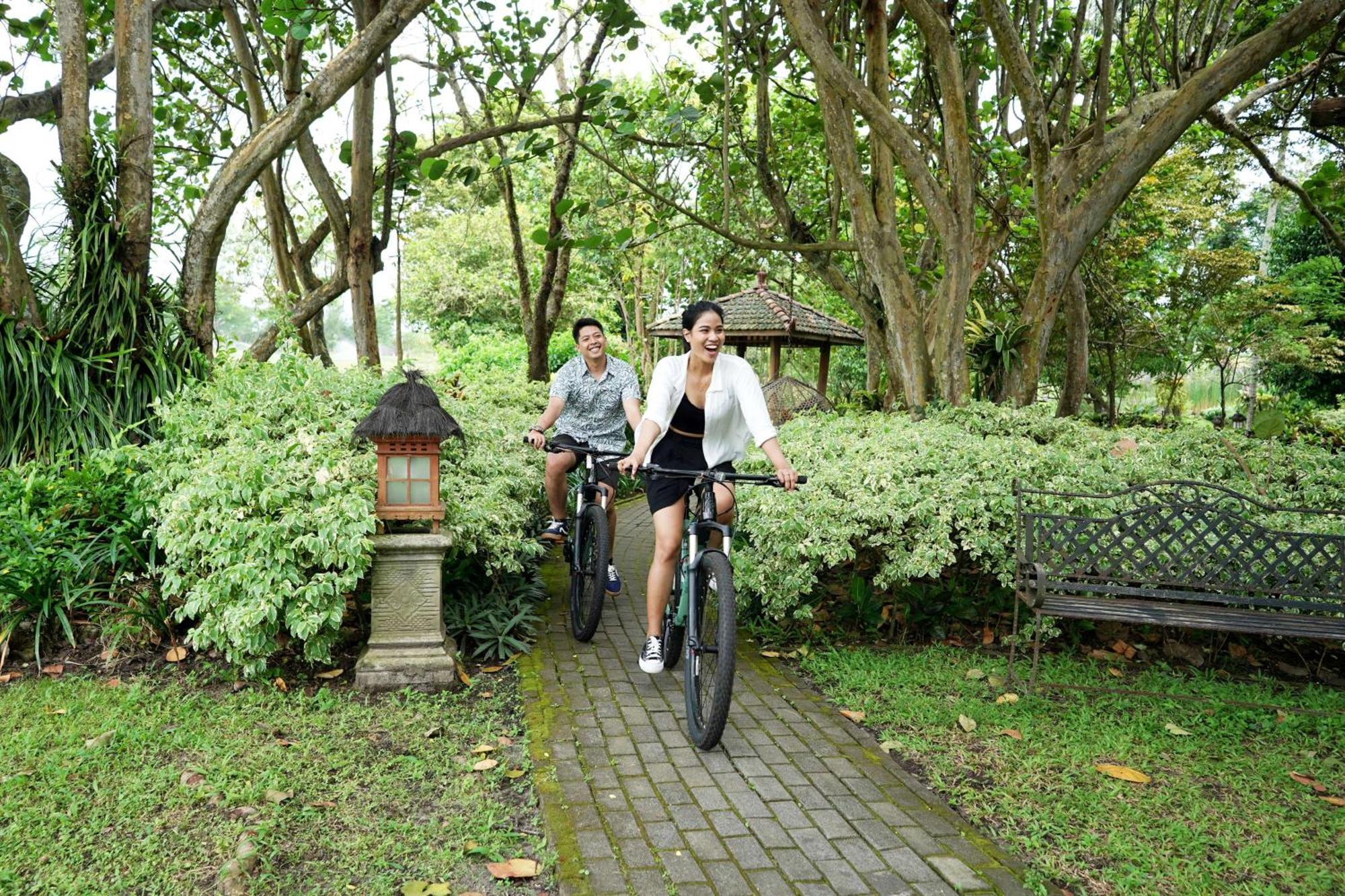 Hyatt Regency Yogyakarta Hotel Sleman  Exterior foto Cycling at the park