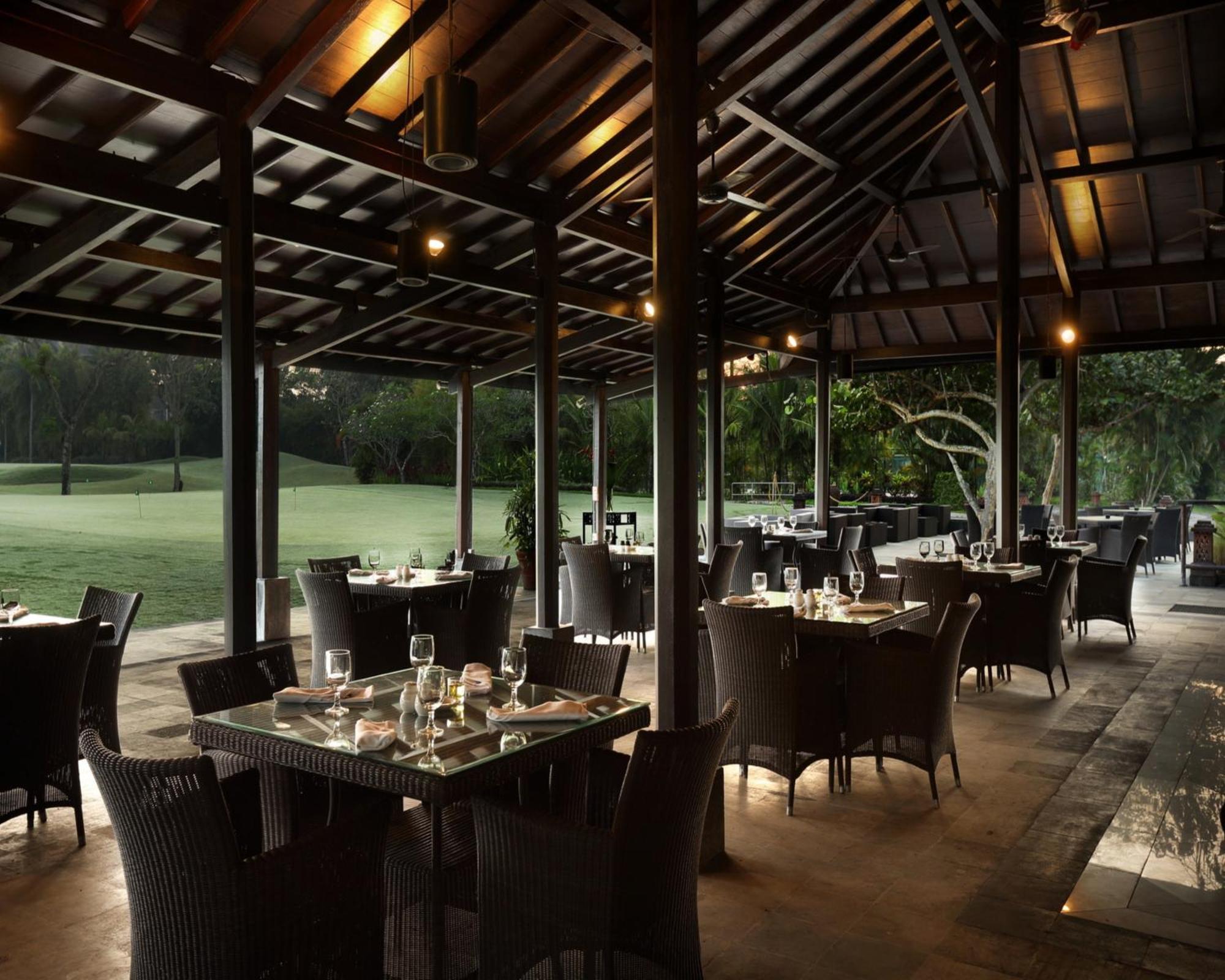 Hyatt Regency Yogyakarta Hotel Sleman  Exterior foto The restaurant at the clubhouse